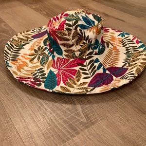 Beautiful Women’s hat. New~ perfect for vacation